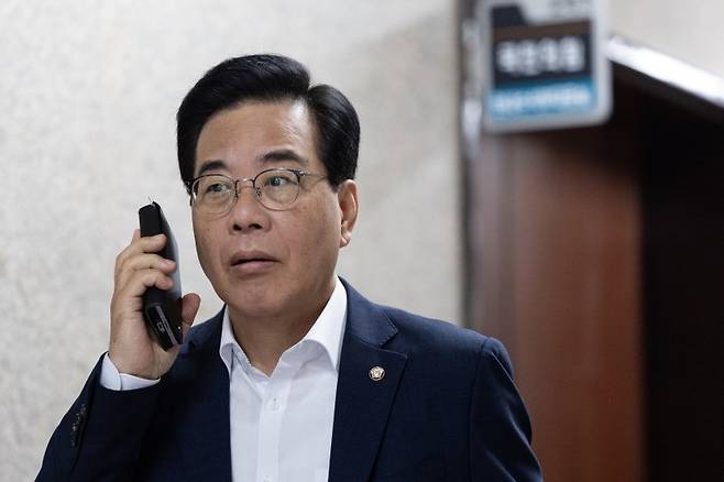 송언석 국민의힘 비상대책위원장 겸 원내대표가 6일 오전 서울 여의도 국회 원내대표실로 향하고 있다. 사진=뉴스1