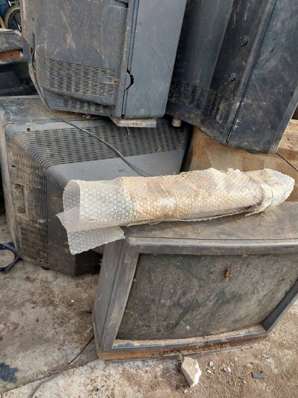 와.. 상태가 심각하다. 오른쪽에 살짝 보이는 흰색 모니터다