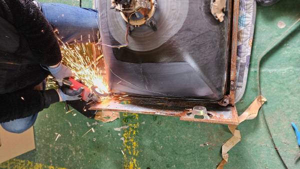 나사가 헛도는 부분은 어쩔 수 없이 글라인더로 잘라내어 분해