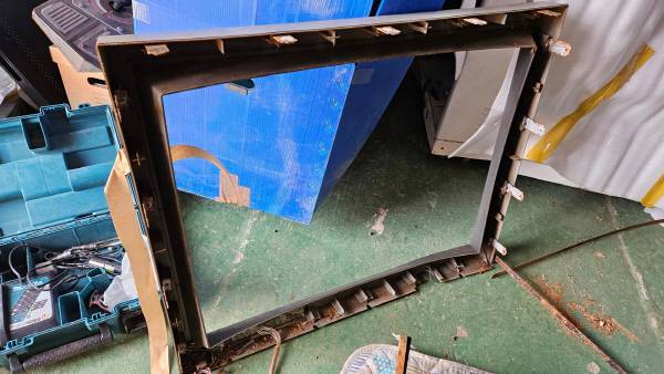 앞 부분을 떼어낸 모습