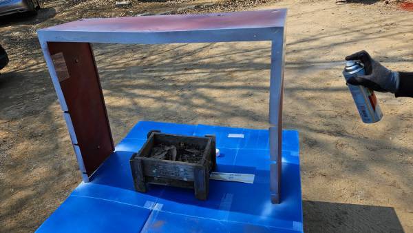 겉 케이스는 회색으로 한 번 더 칠해주었다