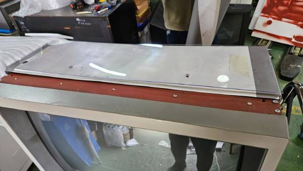 폴리카보네이트를 위에 덧대고 시트지 작업을 진행했다