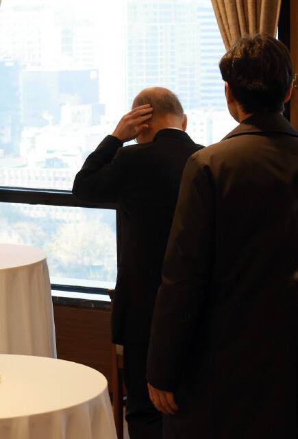 안창호 국가인권위원장이 2024년 12월10일 서울 중구 한국프레스센터에서 열린 세계인권선언 기념일 76주년 행사에 참석하려다 인권단체 활동가들에게 저지당하자 창밖을 보며 곤혹스러워하고 있다. 김혜윤 기자 unique@hani.co.kr