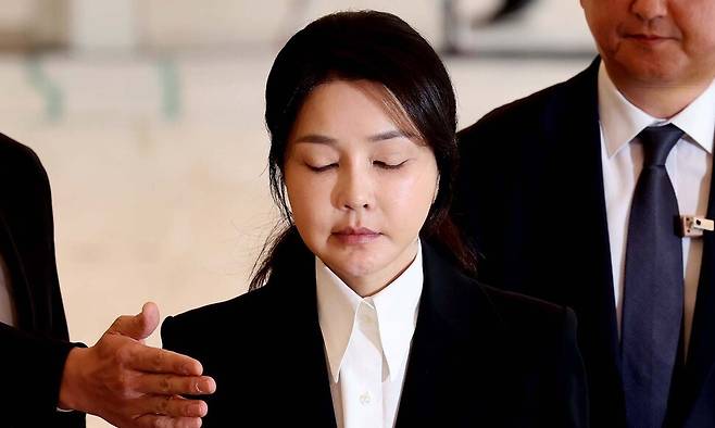 윤석열 전 대통령의 부인 김건희 여사가 6일 오전 자신과 관련된 각종 의혹을 수사 중인 민중기 특별검사팀에 피의자 신분으로 소환돼 서울 종로구 케이티(KT)광화문빌딩에 있는 특검 사무실로 향하고 있다. 사진공동취재단