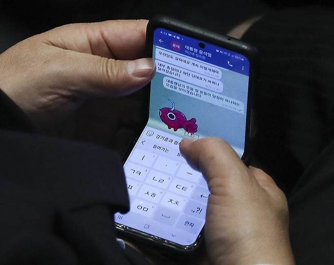 2022년 7월26일 오후 국회 본회의장에서 열린 제 398회 임시회 6차 본회의 대정부 질문 도중 권성동 국민의힘 당대표 직무대행 겸 원내대표가 문자대화를 하고 있다. 공동취재사진
