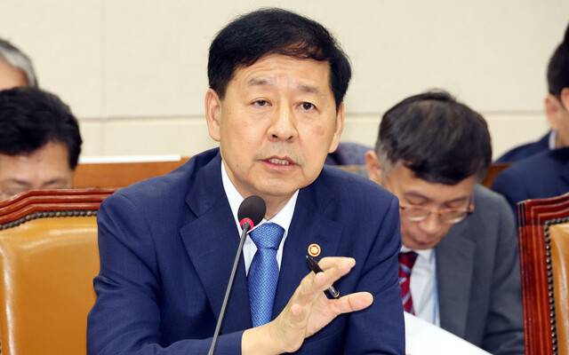 구윤철 부총리 겸 기획재정부 장관이 6일 국회 기획재정위원회 전체회의에서 한미 관세 협상 관련 현안 질의에 답하고 있다. 김경호 선임기자 jijae@hani.co.kr