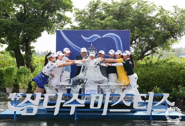윤이나 등 선수들이 6일 제주 삼다수 마스터스 대회 공식 사진촬영 행사를 하고 있다. KLPGA 제공