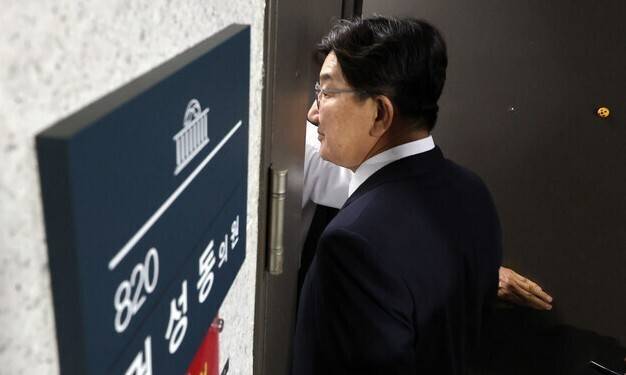 권성동 국민의힘 의원이 2025년 7월18일 특별검사팀의 압수수색이 진행 중인 서울 여의도 국회 의원회관 자신의 의원실로 들어가고 있다. 연합뉴스