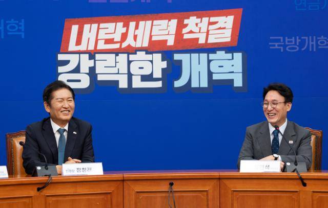 정청래 더불어민주당 대표가 5일 오전 서울 여의도 국회 당대표 회의실에서 김민석 국무총리를 접견하고 있다. 뉴스1
