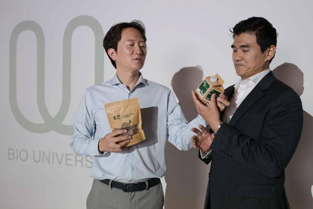 기후테크 스타트업 비유의 신명석(왼쪽), 김정은 공동대표가 서울 세종로 한국일보사에서 인터뷰를 하며 감귤 부산물로 만든 친환경 토양 피복제와 토양 개량제를 살펴보고 있다. 강예진 기자