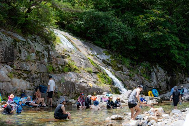 경남 밀양시 얼음골 계곡이 동천에 합류하는 지점에서 피서객들이 물놀이를 즐기고 있다.