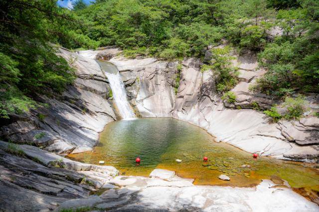 시례 호박소에 투명한 물이 고여 있다.