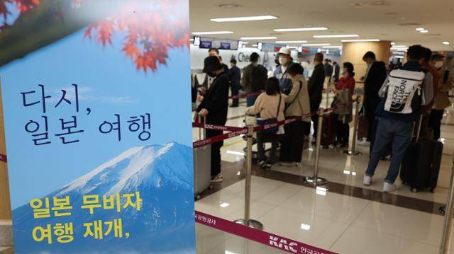 김포국제공항 아시아나항공 국제선 카운터에서 탑승객들이 김포-하네다 항공편 탑승수속을 위해 기다리고 있다. 김포=연합뉴스
