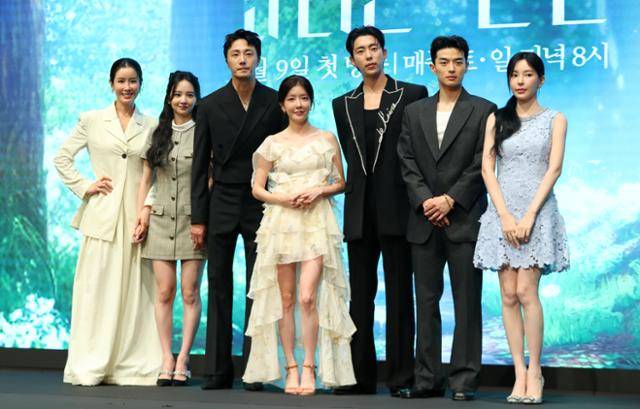 배우 이태란(왼쪽부터) 박정연 정일우 정인선 윤현민 손상연 신수현이 6일 오후 서울 구로구 더세인트에서 열린 KBS2 새 주말드라마 '화려한 날들' 제작발표회에서 포즈를 취하고 있다. 뉴시스