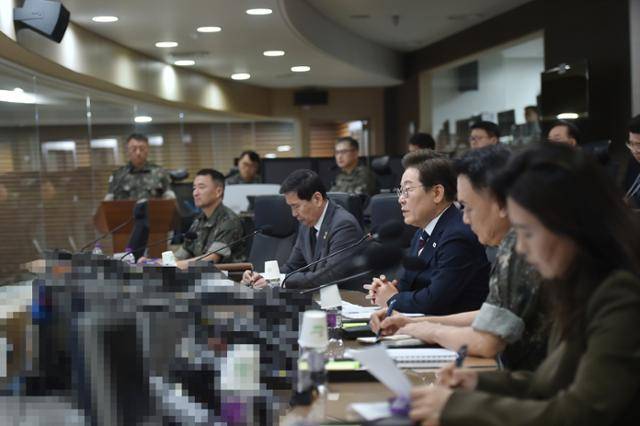 이재명 대통령이 지난 6월 4일 서울 용산구 합동참모본부 전투통제실을 방문해 김명수 합참의장 등 군 지휘부로부터 군사대비태세 보고를 받은 뒤 발언하고 있다. 국방부 제공