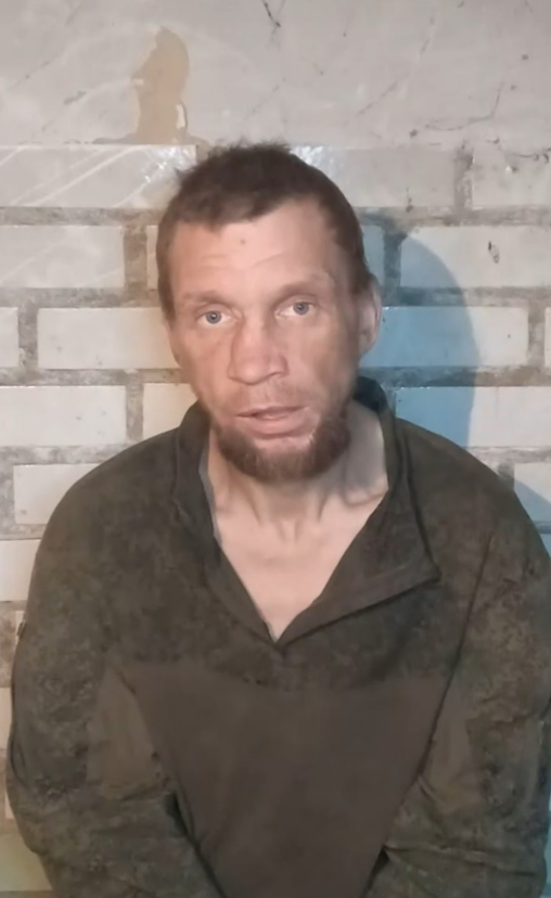 우크라이나 언론인이자 군인인 유리 부투소프가 6일 텔레그램을 통해 공개한 포로 심문 영상에서 러시아군 포로가 질문에 답하고 있다. 텔레그램 캡처