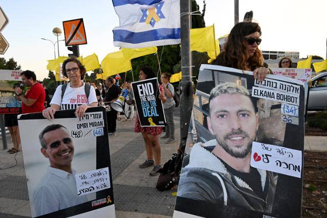 이스라엘 시민들이 5일 예루살렘의 베냐민 네타냐후 이스라엘 총리의 집무실 앞에서 팔레스타인 무장정파 하마스에 붙잡힌 인질 사진을 들고 시위를 벌이고 있다. 예루살렘=UPI 연합뉴스