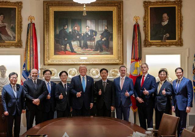 한미 관세 협상이 타결된 7월 30일 도널드 트럼프 미국 대통령이 워싱턴 D.C. 백악관 캐비닛 룸에서 한국 측 협상단과 함께 엄지손가락을 치켜세운 채 기념촬영하고 있다. 왼쪽부터 최지영 기획재정부 국제경제관리관, 하워드 러트닉 미 상무장관, 여한구 통상교섭본부장, 김정관 산업통상자원부 장관, 트럼프 대통령, 구윤철 부총리 겸 기획재정부 장관, 제이미슨 그리어 미국무역대표부 대표, 스콧 베선트 미 재무장관, 박정성 무역투자실장, 마코 루비오 미 국무장관. 백악관 페이스북 캡처