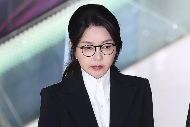 윤석열 전 대통령의 부인 김건희 여사가 6일 서울 종로구 KT광화문빌딩에 마련된 김건희 특검팀(특별검사 민중기) 사무실에서 조사를 마친 후 귀가하고 있다. 뉴스1
