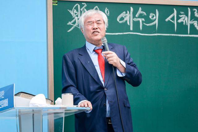 전광훈 사랑제일교회 목사가 4월 20일 서울 종로구 세종대로에서 열린 전국 주일 연합 예배에서 설교하고 있다. 뉴시스
