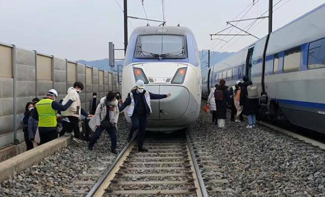2022년 1월 5일 서울역을 출발해 부산역으로 가던 KTX-산천 열차가 충북 영동터널을 진입하던 중 탈선, 승객들이 대체열차 탑승을 위해 이동하고 있다. 연합뉴스