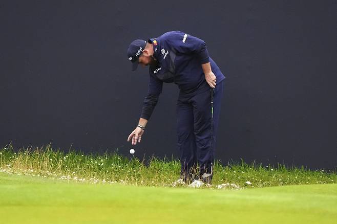 <yonhap photo-0894=""> Ireland's Shane Lowry takes a drop after hitting his ball into the grandstands on the 18th hole during the third round of the British Open Golf Championships at Royal Troon golf club in Troon, Scotland, Saturday, July 20, 2024. (Jane Barlow/PA via AP) UNITED KINGDOM OUT; NO SALES; NO ARCHIVE; PHOTOGRAPH MAY NOT BE STORED OR USED FOR MORE THAN 14 DAYS AFTER THE DAY OF TRANSMISSION; MANDATORY CREDIT/2024-07-21 05:44:35/ <저작권자 ⓒ 1980-2024 ㈜연합뉴스. 무단 전재 재배포 금지, AI 학습 및 활용 금지></yonhap>