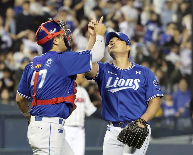 2일 오후 서울 잠실야구장에서 열린 프로야구 삼성과 두산 경기. 삼성이 4-2 승리했다. 경기종료후 마무리 오승환과 포수 강민호가 승리 세리머니하고있다. 잠실=정시종 기자 capa@edaily.co.kr /2024.05.02.