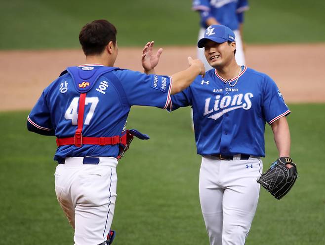 25일 광주-기아챔피언스필드에서 열린 2021 KBO 프로야구 삼성 라이온즈와 KIA 타이거즈의 경기에서 삼성 오승환이 9회에 등판 3-2의 한 점 차 승리를 지켜내며 KBO 개인통산 300세이브의 대기록을 달성하고 포수 강민호와 포옹하고 있다. 2021.4.25 [연합뉴스]
