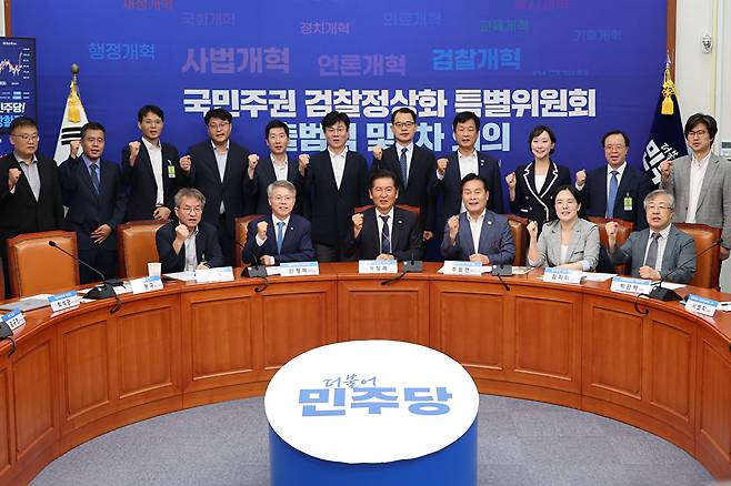 6일 서울 여의도 국회에서 열린 '더불어민주당 국민주권 검찰정상화 특별위원회' 출범식에서 정청래 대표와 민형배 위원장, 주철현 부위원장, 김남준 변호사, 서보학 교수 등 위원들이 검찰개혁 완수를 다짐하며 기념촬영 하고 있다. 2025.8.6 [사진=연합뉴스]