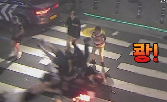 부산 음주 오토바이 사고 화면 [사진=연합뉴스]