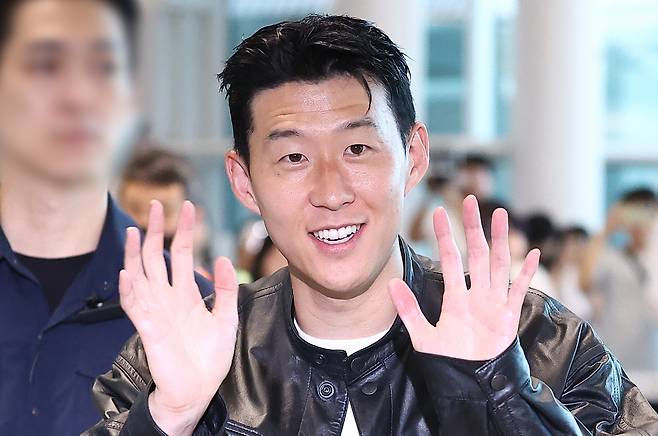 5일 인천공항을 통해 출국하는 손흥민. 미국 LAFC 입단 이 사실상 확정적이다. [연합뉴스]