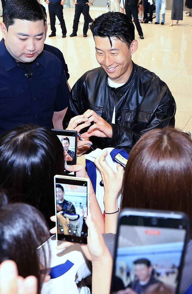 팬과 손하트를 만드는 손흥민. [뉴스1]