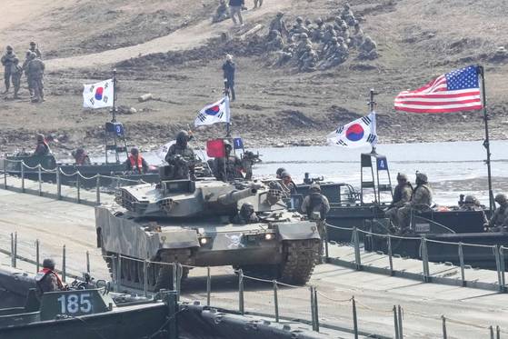 올해 3월 한·미 연합훈련 에 참여한 양국 장병들이 임진강에서 도강훈련을 하고 있다. [AP=연합뉴스]