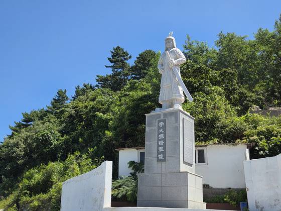 손죽도항 앞의 이대원 장군 동상. 이대원 장군은 손죽도를 지키는 수호신이다.