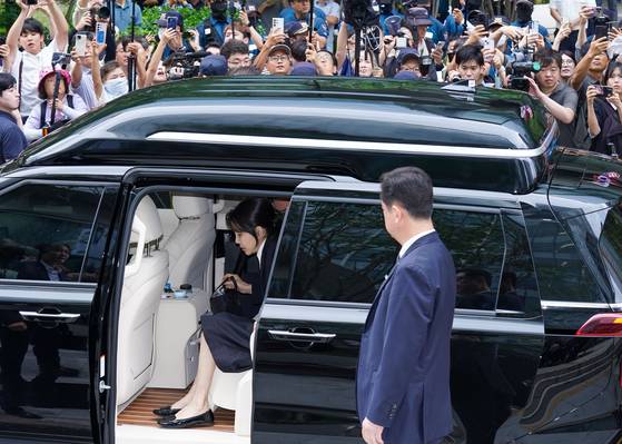 6일 오전 김건희 여사가 서울 광화문 KT웨스트빌딩에 있는 특검 사무실에 출석하기 위해 차량에서 내리고 있다. 사진기자협회