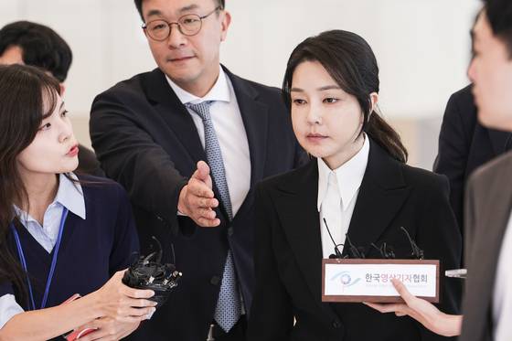 김건희 여사가 6일 오전 서울 종로구 KT 광화문빌딩 웨스트 빌딩 2층에서 취재진 질문에 답하고 있다. 김경록 기자