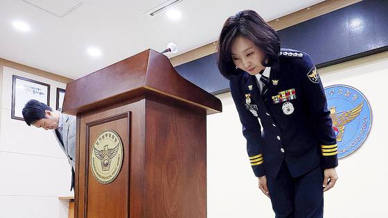 강은미 경기 화성동탄경찰서장이 지난 5월 28일 부실 대응 논란을 빚었던 이른바 '동탄 납치살인' 사건에 대해 입장을 밝히며 피해자 및 유족에게 공개 사과하고 있다. 연합뉴스