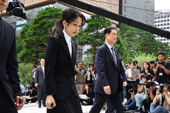 윤석열 전 대통령 부인 김건희 여사가 6일 오전 서울 종로구 KT광화문빌딩 웨스트에 마련된 민중기 특별검사팀에 피의자 신분으로 첫 출석하고 있다. 김종호 기자