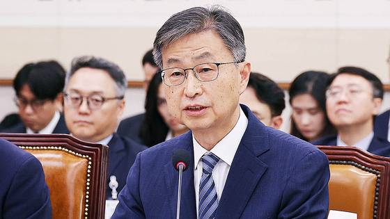 최재해 감사원장이 지난달 1일 국회에서 열린 법제사법위원회 전체회의에서 의원들 질의에 답하고 있다. 임현동 기자.