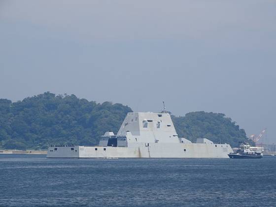 4일 일본 요코스카항에 정박중인 미국 해군의 줌왈트급 스텔스 구축함 마이클 먼수어함의 모습. 왼편 외벽에 부식과 변색, 표면 손상으로 보이는 흔적이 있다. 무라타 미치야 X 캡처