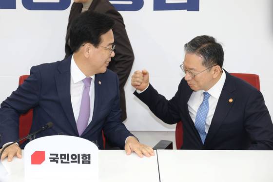 송언석 국민의힘 비상대책위원장 겸 원내대표가 6일 오후 서울 여의도 국회에서 정성호 법무부 장관을 접견, 환담하고 있다. 뉴스1