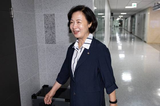 국회 법제사법위원장에 내정된 추미애 더불어민주당 의원이 6일 서울 여의도 국회 의원회관 사무실로 들어서고 있다. 김병기 원내대표는 이날 최고위원회의에서 '주식 차명계좌 거래' 의혹으로 탈당한 이춘석 의원을 제명하고 추미애 의원을 법사위원장으로 내정했다고 밝혔다. 뉴스1