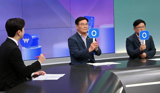 ▲ 강원도민일보와 G1방송이 공동 주관한 강원자치발전 전략대토론회 영월군편이 4일 G1방송 스튜디오에서 최명수 영월군수와 류종현 강원대 객원교수가 참석한 가운데 열렸다.  서영 기자