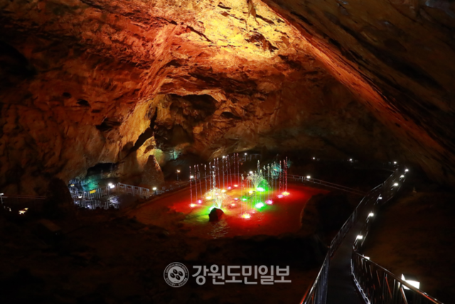 ▲ 전국적으로 폭염이 기승을 부리고 있는 가운데 열대야 없는 태백시가 강원도와 강원관광재단의 2025~2026 강원 방문의 해 ‘8월 추천 여행지’로 선정되며 여름철 최적의 관광지로 부상하고 있다. 용연동굴.