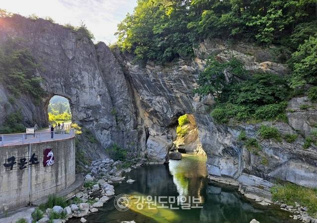 ▲ 전국적으로 폭염이 기승을 부리고 있는 가운데 열대야 없는 태백시가 강원도와 강원관광재단의 2025~2026 강원 방문의 해 ‘8월 추천 여행지’로 선정되며 여름철 최적의 관광지로 부상하고 있다. 구문소. 전인수.