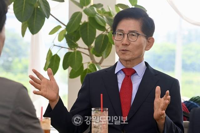 ▲ 김문수 국민의힘 당대표 후보가 지난 2일 강원을 방문, 춘천 아주르봄에서 김진태 도지사와 차담을 가졌다. 방도겸 기자