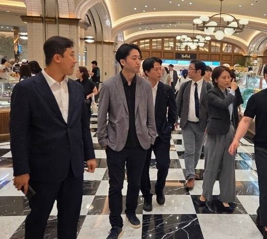 신세계백화점 강남점을 둘러보는 유지 오노데라 CEO. (사진=FG)