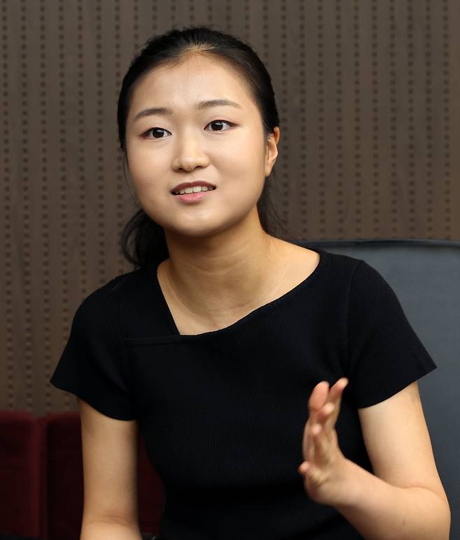 바이올리니스트 김서현이 서울 중구에 있는 한국경제신문 영상회의실에서 아르떼와 인터뷰하고 있다. 최혁 기자