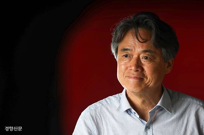17년간 자신이 끈질기게 파헤쳐온 ‘4대강 사업’ 진실의 완결판인 기록영화 <추적> 개봉을 앞두고 최승호 PD가 지난달 31일 경향신문과 만났다. 부단한 국내외 취재로 완성한 이 영화는 훼손된 우리의 강이 왜 하루속히 자연성을 회복해야 하는지를 설득력 있게 보여준다.  정지윤 선임기자