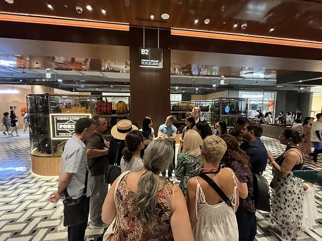 외국인들이 팝업 성지로 꼽히는 ‘더현대 서울’을 둘러보고 있다. 현대백화점 제공